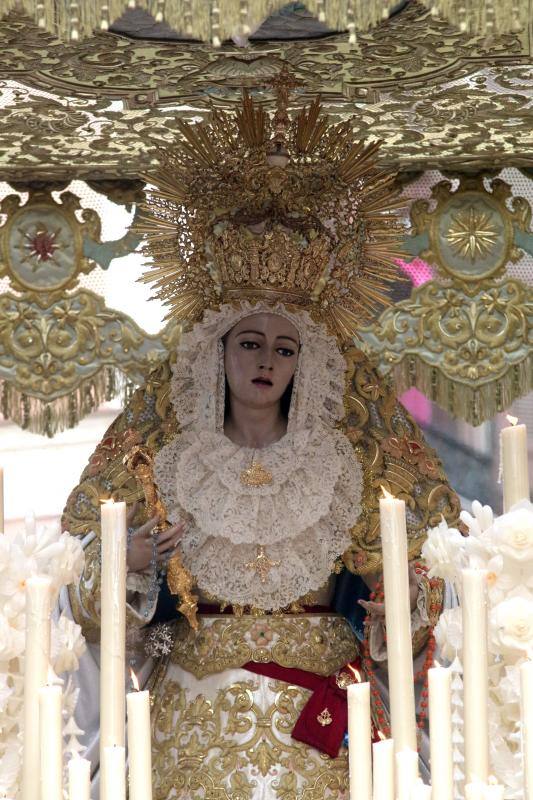 La procesión del Resucitado de Málaga, en imágenes