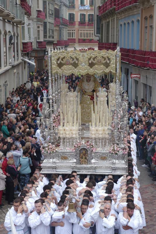 La procesión del Resucitado de Málaga, en imágenes