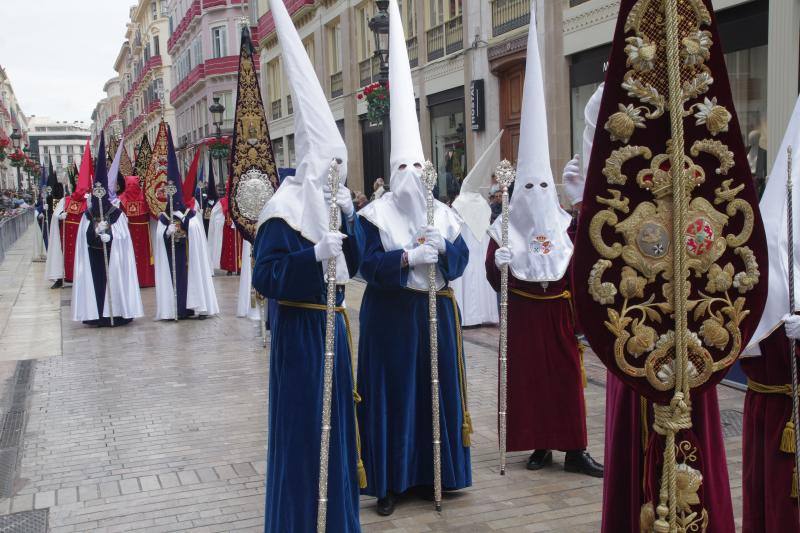 La procesión del Resucitado de Málaga, en imágenes