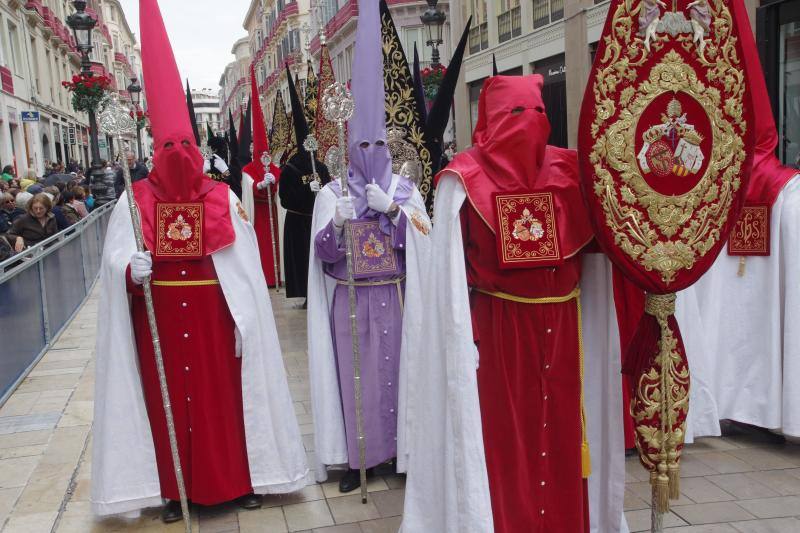 La procesión del Resucitado de Málaga, en imágenes