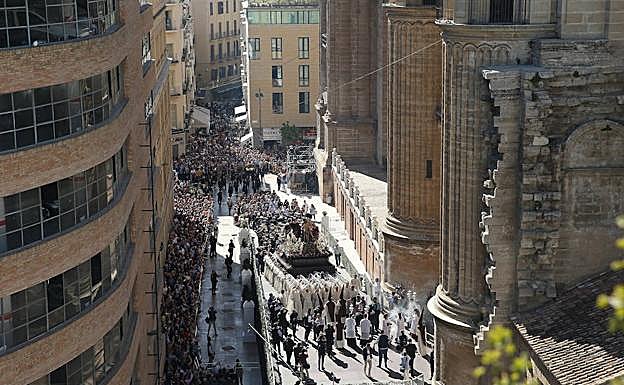 Uno de los aspectos del nuevo recorrido que más ha convencido es la rampa para que los tronos puedan acceder a la Catedral por la calle Postigo de los Abades, que ha agilizado las estaciones de penitencia y ha sumado a ellas a nuevas hermandades.