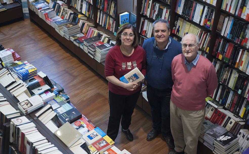 Ana Aguilar, Jesús Otaola y Paco Puche, rodeados de los libros en la veterana y rehabilitada sede de Proteo. 