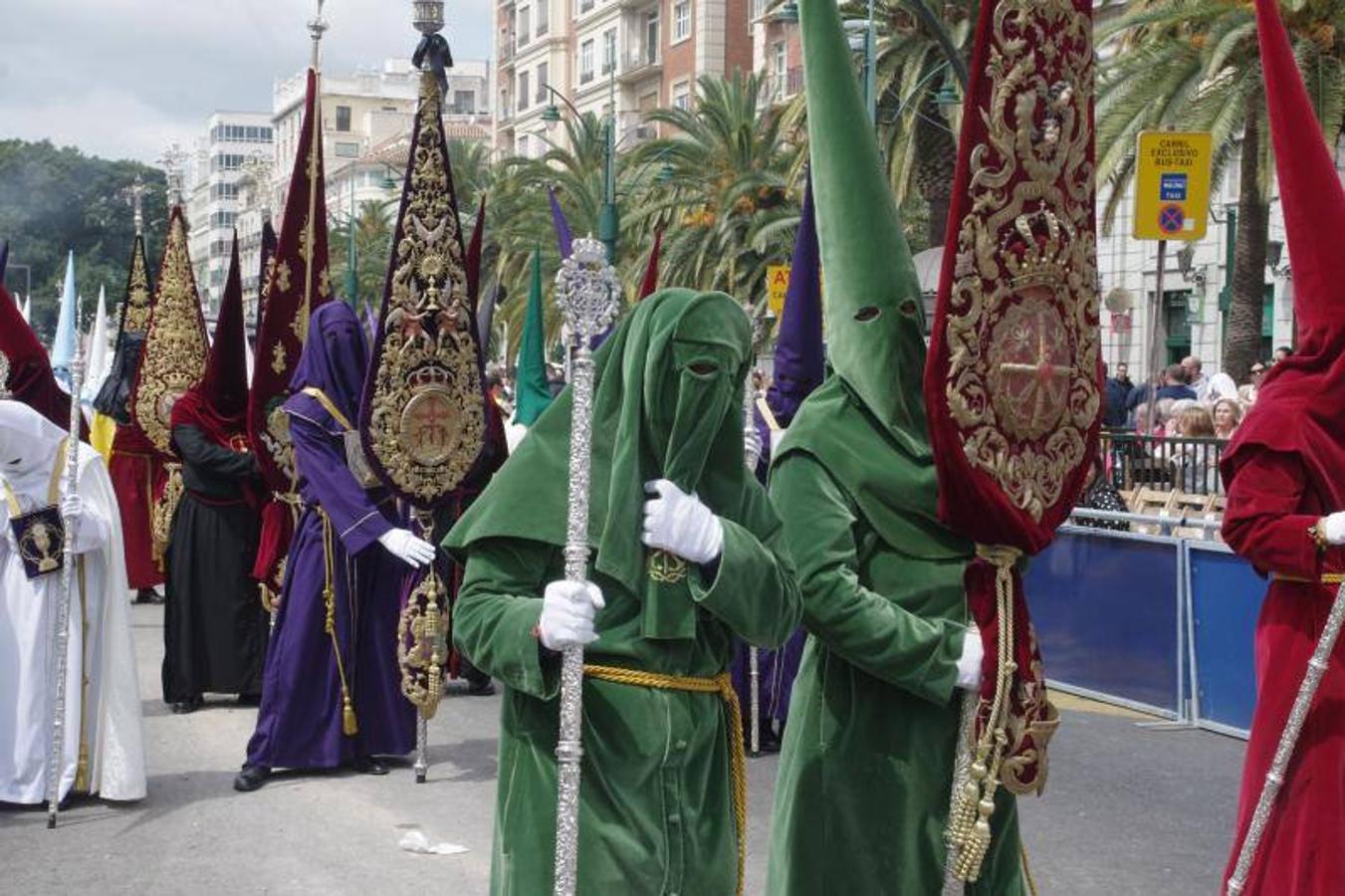 La procesión del Resucitado de Málaga, en imágenes