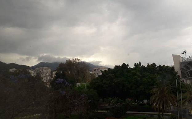 Cielos nubosos y ligera lluvia intermitente este domingo por la tarde en Málaga capital. 