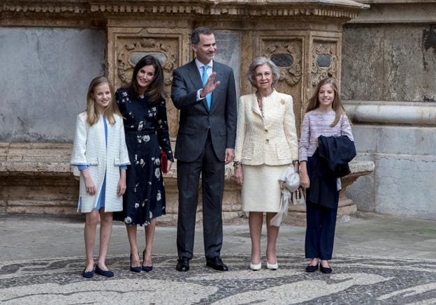 Los Reyes, con sus hijas y doña Sofía, a su llegada a la catedral de Palma de Mallorca. :: efe