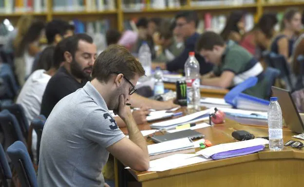 Estudiantes, en la biblioteca general de la UMA. 