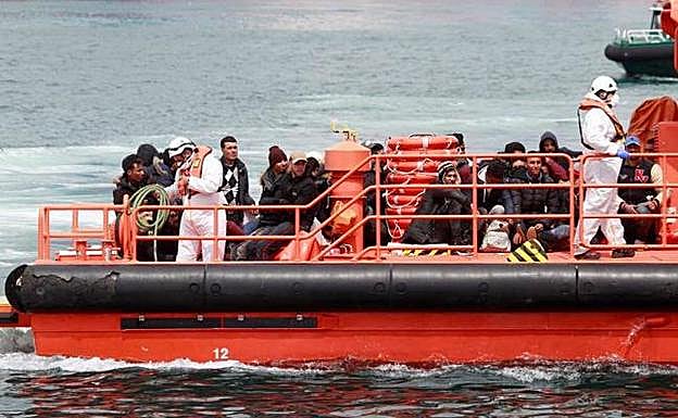 Rescatados 61 inmigrantes de una patera en el Estrecho