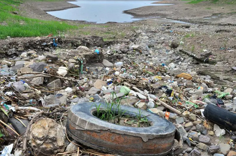 Esta es la imagen del embalse Los Laureles, en Tegucigalpa. Su agua, abastece a más del 50% de la capital hondureña, aproximadamente un millón de habitantes, mientras sufre una dura sequía.