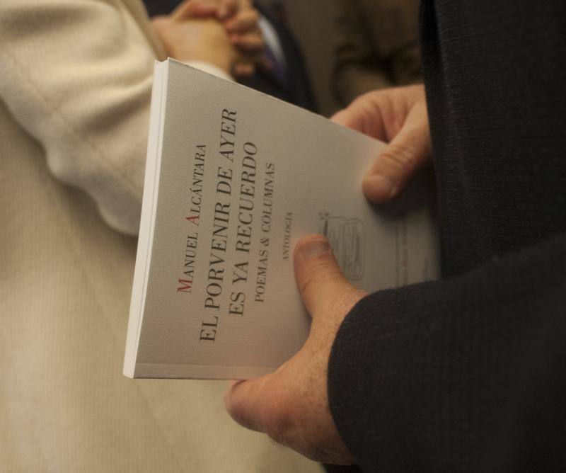 La distinción de Autor del Año se transforma en un homenaje póstumo que celebra su vida y su obra. Una antología y una exposición en el CAL recuerdan al maestro «eterno» e «irrepetible» en el Día del Libro 