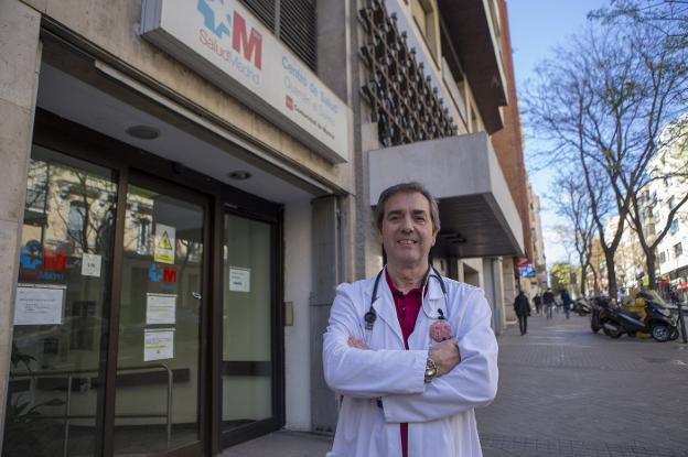 José Fernando Martínez, a
las puertas del centro de
salud Guzmán el Bueno, en
Madrid. ::  virginia carrasco