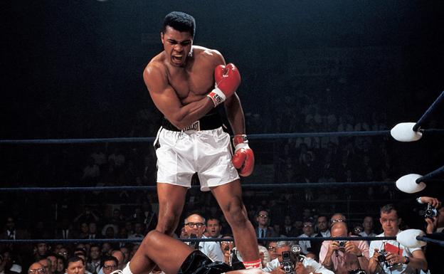 Muhammad Ali grita a Sonny Liston que se levante tras noquearle.