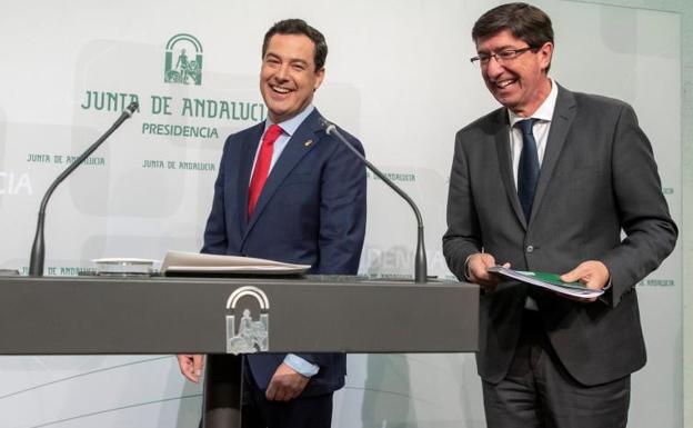 El presidente de la Junta de Andalucía, Juanma Moreno, junto con el vicepresidente, Juan Marín (d).