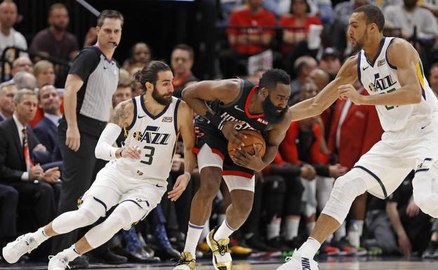 Ricky Rubio defiende a James Harden. 