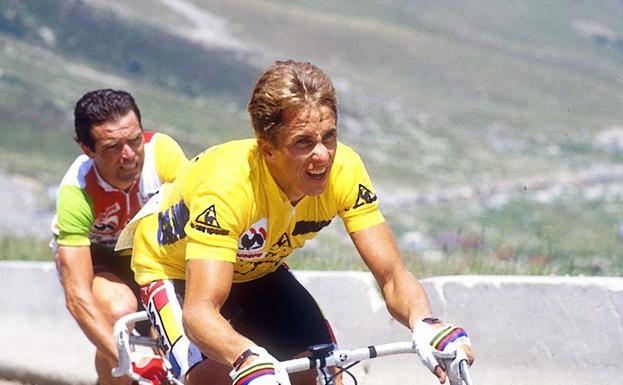 Greg Lemond pedalea hacia el triunfo en el Tour de Francia. 