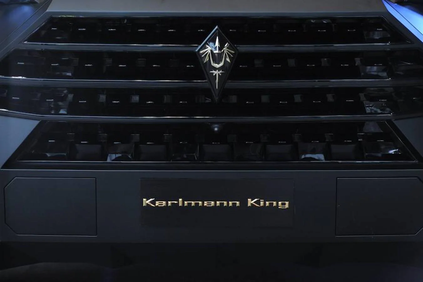 Este es el Karlmann King SUV, considerado el SUV (Sport Utility Vehicle) más exclusivo y caro (entre 1,6 y 3,4 millones de euros) del mundo. Este tipo de coches también se denominan vehículos deportivos compactos. Fabricado por la compañía china IAT, tiene una pantalla de 45 pulgadas, iPads y Play Station 4 incorporados y almacenaje de botellas de champán. Interior de limusina y exterior de carro militar. Está basado en un gran pick-up de Ford, con 6 metros de largo y 2,5 de ancho.