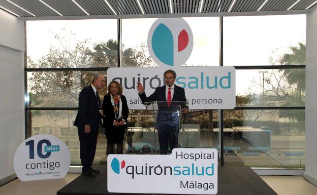 El alcalde y Pilar Serrano, durante la intervención del director gerente del hospital Quirónsalud Málaga, Tomás Urda. 