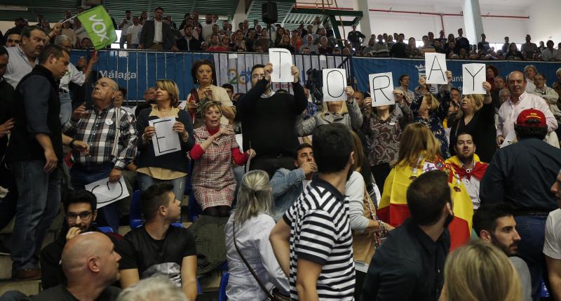 Unas 2.500 personas, según los cálculos de este periódico –los convocantes aumentaron la cifra hasta 3.000–, asistieron al pabellón de Ciudad Jardín de la capital para escuchar a los números uno y dos al Congreso por Málaga, Patricia Rueda y Rubén Manso, respectivamente, y a los dirigentes nacionales Javier Ortega Smith, secretario general del partido; José Antonio Ortega Lara, presidente honorífico de Vox; e Iván Espinosa de los Monteros, número tres de la lista por Madrid