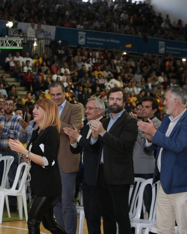 Unas 2.500 personas, según los cálculos de este periódico –los convocantes aumentaron la cifra hasta 3.000–, asistieron al pabellón de Ciudad Jardín de la capital para escuchar a los números uno y dos al Congreso por Málaga, Patricia Rueda y Rubén Manso, respectivamente, y a los dirigentes nacionales Javier Ortega Smith, secretario general del partido; José Antonio Ortega Lara, presidente honorífico de Vox; e Iván Espinosa de los Monteros, número tres de la lista por Madrid