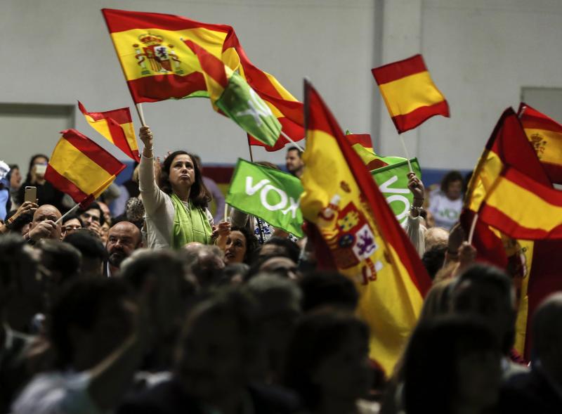 Unas 2.500 personas, según los cálculos de este periódico –los convocantes aumentaron la cifra hasta 3.000–, asistieron al pabellón de Ciudad Jardín de la capital para escuchar a los números uno y dos al Congreso por Málaga, Patricia Rueda y Rubén Manso, respectivamente, y a los dirigentes nacionales Javier Ortega Smith, secretario general del partido; José Antonio Ortega Lara, presidente honorífico de Vox; e Iván Espinosa de los Monteros, número tres de la lista por Madrid