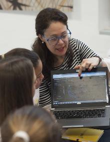 Imagen secundaria 2 - Arriba, María Sánchez. A la izquierda, Cristina Fernández y a la derecha, Sara García. 