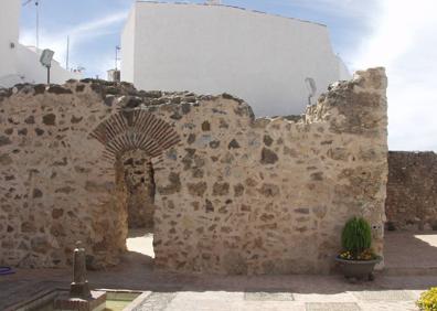 Imagen secundaria 1 - Arriba, vista panorámica de Alozaina. Abajo, la Torre de Escalante en Istán y la Torre de María Sagredo en Alozaina.