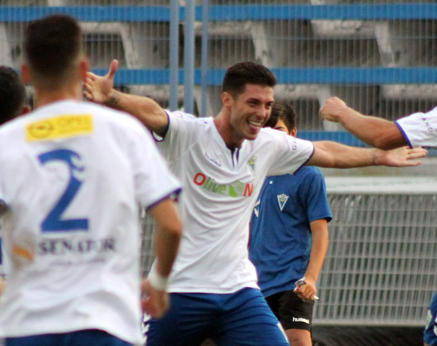 Sillero celebra un gol con el Marbella esta temporada