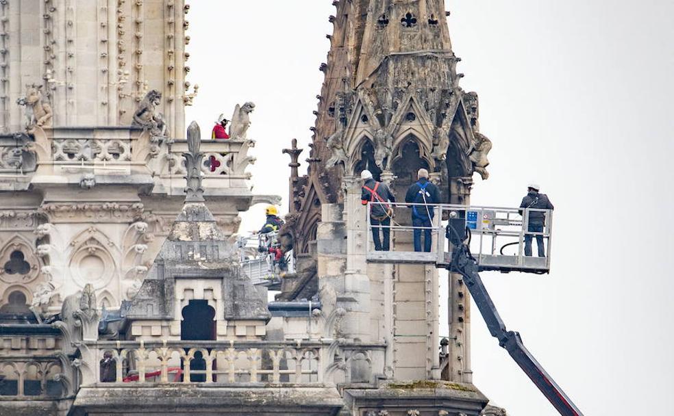 Bomberos y técnicos examinan los desperfectos causados por el fuego en Notre Dame. 
