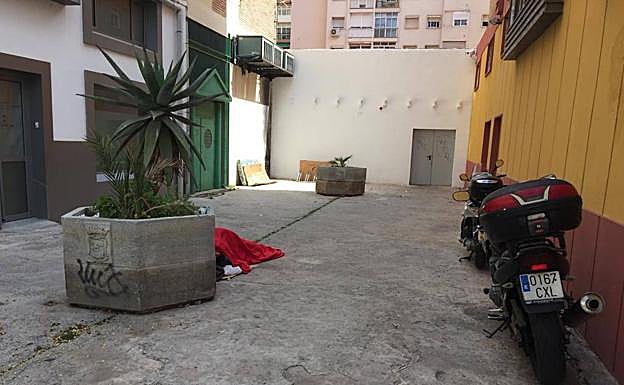 El pasaje es frecuentado por indigentes y los vecinos piden más limpieza, vigilancia y mejoras.