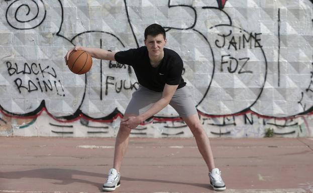 Imagen principal - Jesus Carralero, en las pistas de baloncesto que hay junto al Arroyo Jaboneros. 