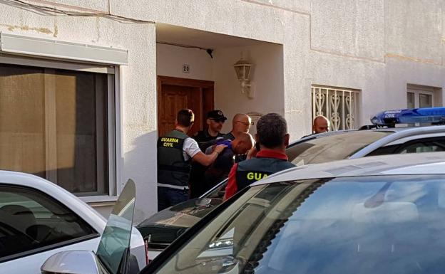 Detención del hombre que presuntamente mató a su mujer y a su hijo en una cueva de Adeje (Tenerife).