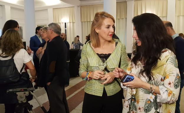 Patricia Rueda conversa con la número dos a las municipales en Málaga capital, Sonia Crespo. 