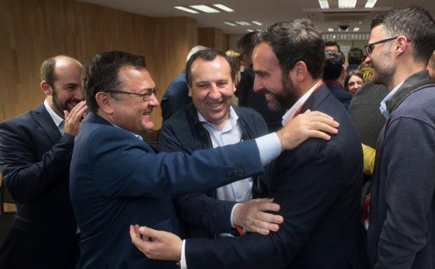 Heredia y Ruiz Espejo felicitan a Dani Pérez por su victoria «colateral».