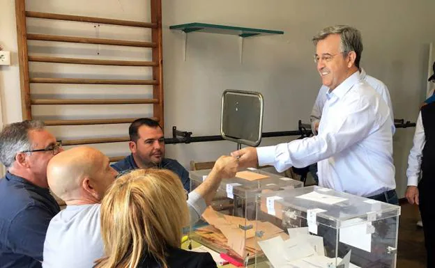 José María García Urbano votando en las generales 