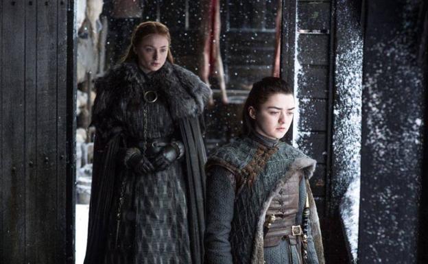 Sophie Turner y Maisie Williams como Sansa y Arya en la 'séptima temporada' de 'Juego de Tronos'.