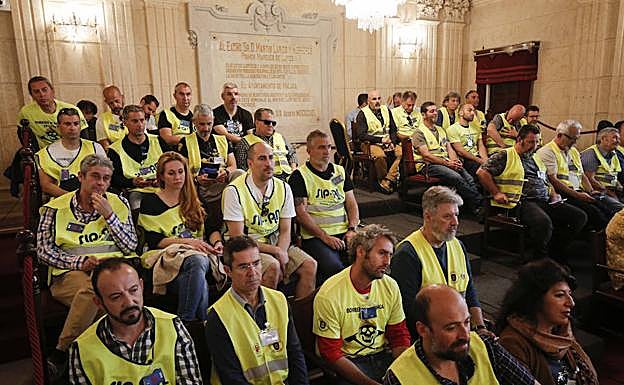 Los bomberos en huelga llenaron una vez más la tribuna del público. 