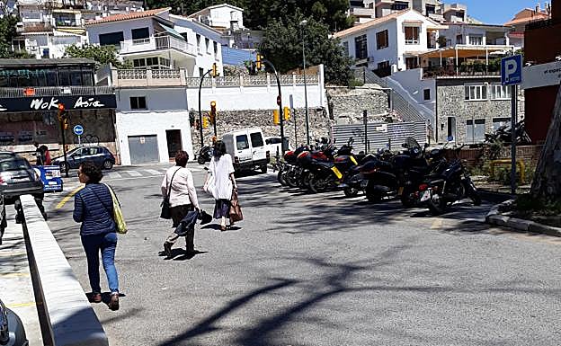 Los peatones tienen que andar por la calzada ante la ausencia de aceras.