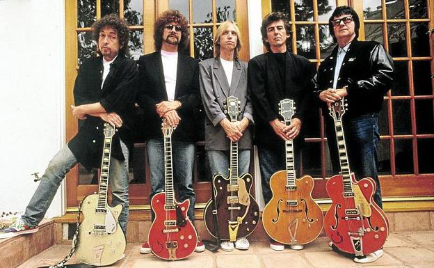 Imagen principal - Lucky. Así se hacía llamar con The Traveling Wilburys, que formó en los 80 junto a Jeff Lynne, Tom Petty, George Harrison y Roy Orbison. Jack Frost. Su apodo como productor surgió en los 90, una época en la que cantó en Hyde Park con su amigo el stone Ron Wood. Como un trueno. Con la cara pintada en blanco, el Dylan de mediados de los 70 encabezaba el proyecto Rolling Thunder Review.