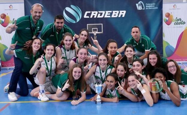 Jugadoras y técnicos de Unicaja, con el trofeo. :: sur