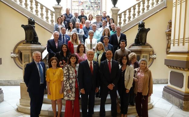 Foto de familia del alcalde y la concejala de Cultura con algunos participantes en la Noche en Blanco. 