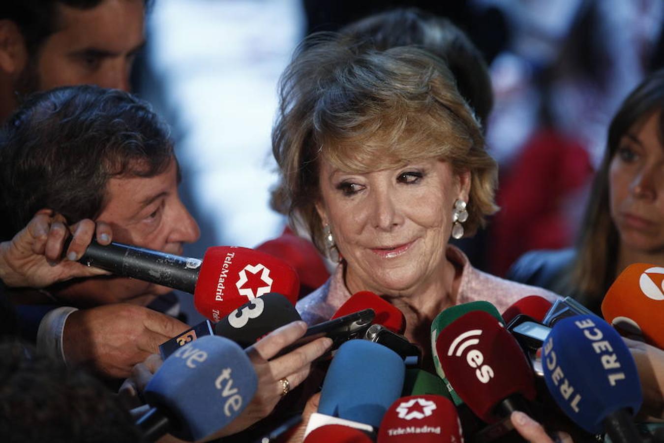 La expresidenta de la Comunidad de Madrid, Esperanza Aguirre, atiende a los medios de comunicación.