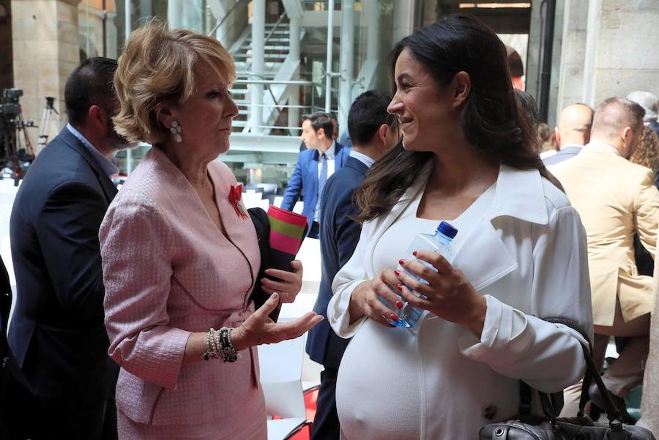 La candidata de Ciudadanos a la Alcaldía de Madrid, Begoña Villacís (d), conversa con la expresidenta de la Comunidad de Madrid, Esperanza Aguirre (i).