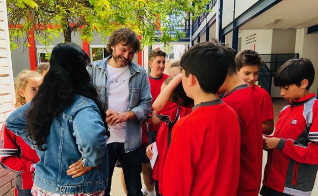 Imagen principal - Salva Reina durante su visita al Colegio El Pinar de Málaga.