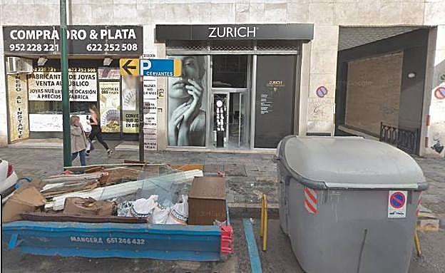 Imagen principal - Antes había en la misma zona un único contenedor de Limasa.. Playa de El Palo. Vista de los daños.