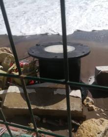 Imagen secundaria 2 - Antes había en la misma zona un único contenedor de Limasa.. Playa de El Palo. Vista de los daños.