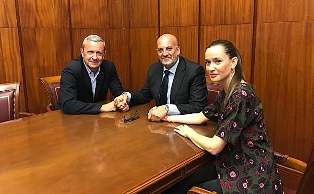 Luis Díaz, Alberto Camas y Elisa Pérez de Siles tras la firma del acuerdo.