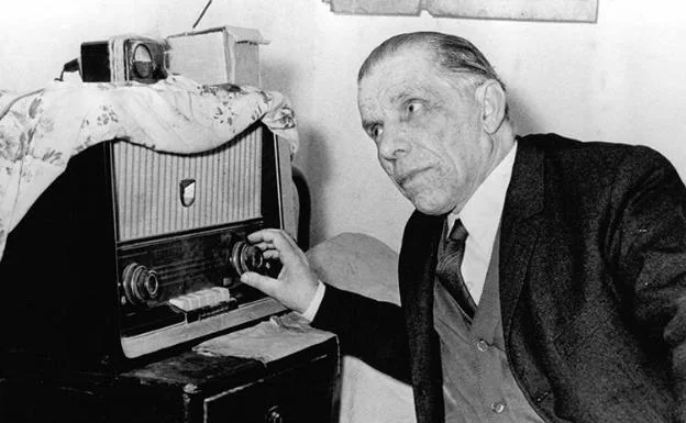 Manuel Cortés, con la radio que le acompañó tantos años durante su cautiverio. 