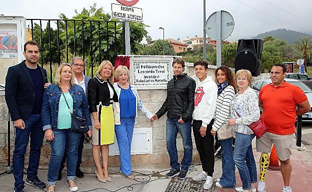 La alcaldesa y el concejal de Deportes, este sábado, junto a familiares y amigos en los exteriores del polideportivo. 