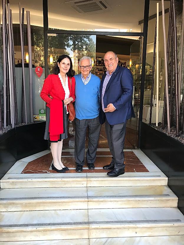 Félix Revello y su esposa, María Rosa, con Federico Beltrán, el viernes. félix lorenzo