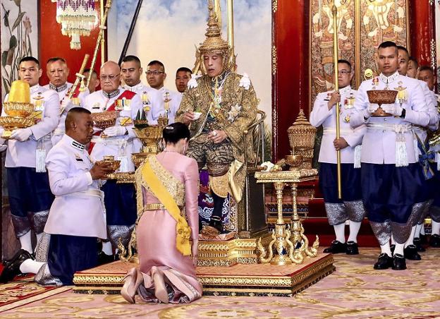 Rama X bendice a la reina Suthida durante la ceremonia de coronación en el Gran Palacio de Bangkok, Tailandia. :: efe