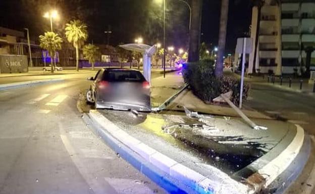 Imagen de los daños causados por el turismo en Caleta de Vélez. 